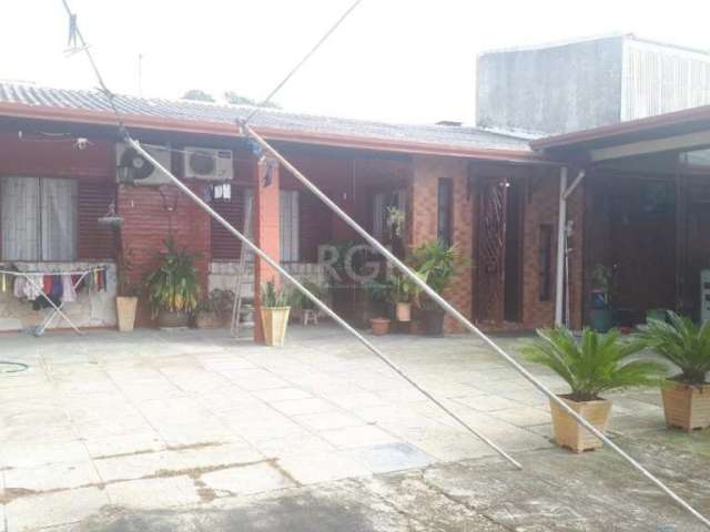 Casa  2 Dormitórios, living dois ambientes, Lavanderia com churrasqueira, garagem fechada, quintal com amplo espaço, próximo a loja RedLar, a um minuto do supermercado Kan, lotações ônibus, Farmácias 