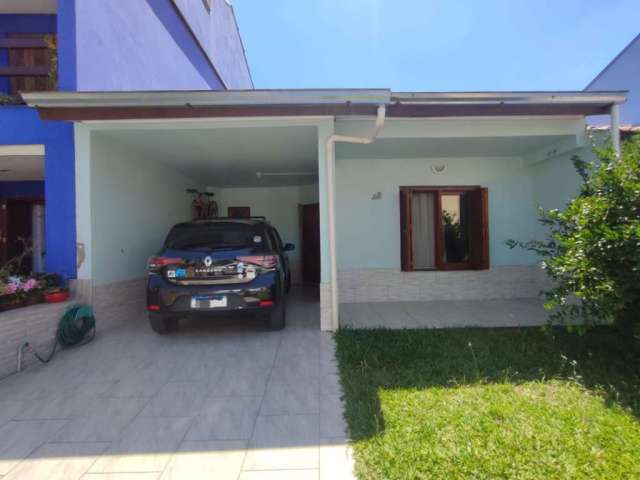 Linda casa em condomínio com 2 dormitórios, lavanderia, cozinha montada, ficam dois Splits, tem pátio nos fundos, casa semi-nova, portaria 24 horas. Localização privilegiada na Zona Sul, perto da baln