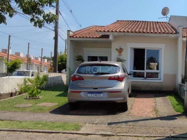 Linda Casa de esquina em condomínio fechado, com total segurança e infraestrutura, imóvel com 3 dormitórios, sendo 1 Suíte americana, living com dois ambientes, pátio privativo na frente e nos fundos,