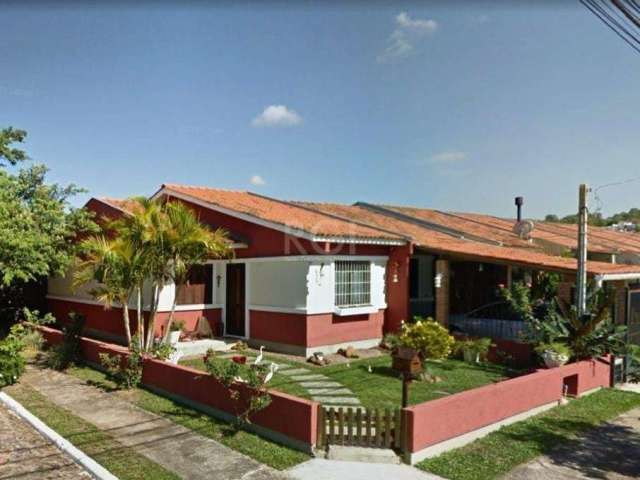 Casa de esquina com 3 dormitórios, amplo living, cozinha, banheiro e lavanderia. Garagem coberta para 2 carros. lindo jardim, muito bem cuidado e arborizado. Ótima localização fazendo esquina com rua 