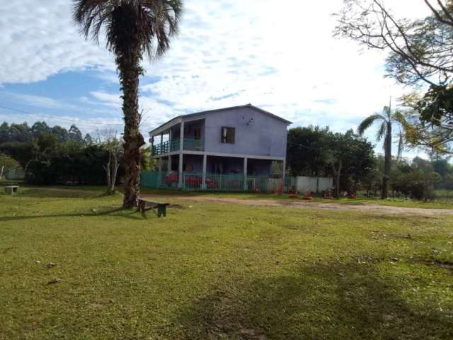 SÍTIO COM 1,5 Ha,  COM 2 CASAS, UM SOBRADO SALA , COZINHA, 3 DORMITÓRIOS SENDO OS 3 SUÍTE, GARAGEM. A SEGUNDA CASA COM 2 DORMITÓRIOS, SALA , COZINHA , BANHEIRO E GARAGEM. POSSUI 2 GALPÕES SENDO QUE UM