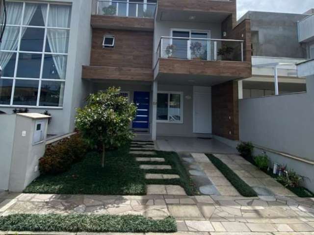 Linda Casa de Alto padrão no Condomínio Vila Amalfi com mais de 200 M² privativos. 3 andares semi mobiliada com Escritório, 2 suítes, ambas com sacada, 2 lavabos, cozinha, área gourmet climatizada com