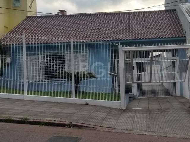 Casa térrea de 3 dormitórios, sendo 1 suíte com closet, no Bairro Medianeira. Hall de entrada, sala de estar, área de circulação, sala de jantar, cozinha, área de serviço e escritório. Possui garagem 