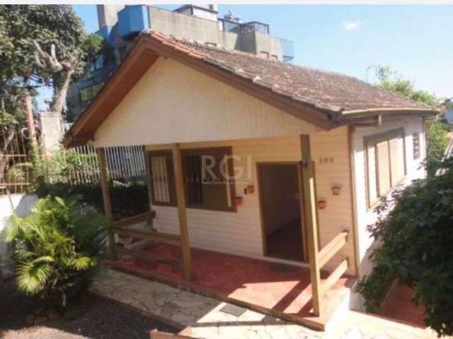 Residência  com 134m2 ,  03 dormitórios, living amplo, copa cozinha, banheiro social, andar inferior da casa, 2 dormitórios, living, banheiro social. Pátio com churrasqueira, piscina, 01 garagem. &lt;