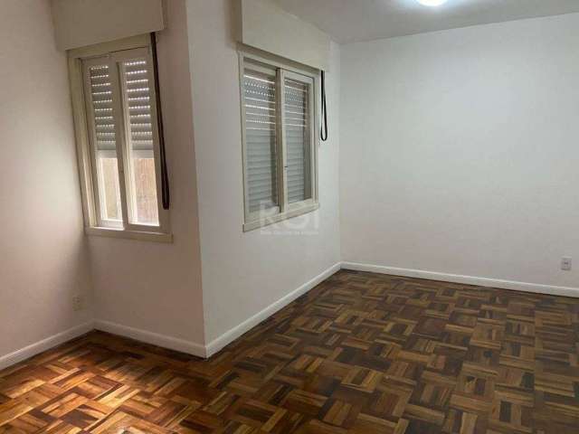 Vende-se apartamento térreo, todo reformado, 2 dormitórios, living amplo em 2 ambientes, copa e cozinha, banho social, terraço privativo e 1 vaga de garagem. O imóvel fica próximo ao Shopping Bourbon 