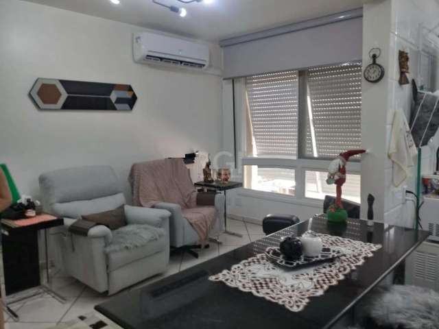 Vende-se apartamento impecável de 2 dormitórios, ensolarado, ventilado, banheiro social, living amplo em 2 ambientes, cozinha americana, área de serviço e 1 vaga de garagem. Prédio com elevador,  área