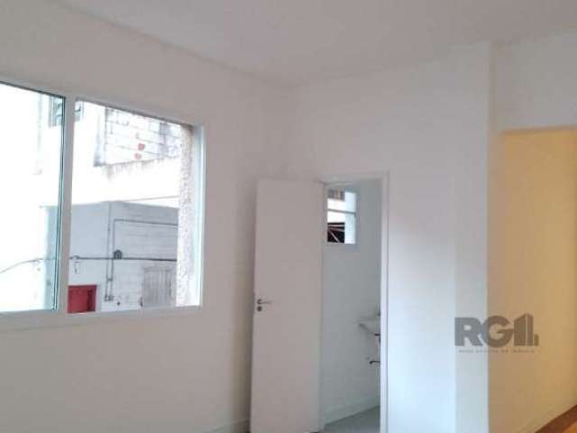 Raridade: Apartamento ( 3 ) três dormitórios - Reformado - Desocupado - Frente - &lt;BR&gt;Apartamento com três dormitórios, um deles com sacada, banheiro social e lavabo, hall de entrada, amplo livin