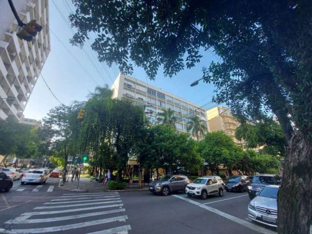 Incrível apartamento no coração do Moinhos de Vento, 381m² de área privativa! 4 dormitórios, 3 banheiros, sendo uma suite. Sala com vários ambeintes e uma segunda sala com lareira. Duas vagas de garag