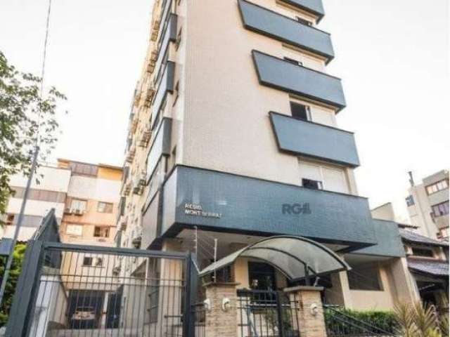 Excelente cobertura na parte alta da Tito Lívio Zambecari. São 3 amplas suítes, sendo duas com hidro e a máster com closet. Vista privilegiada. Parte inferior: piso em granito, living/sala 3 ambientes