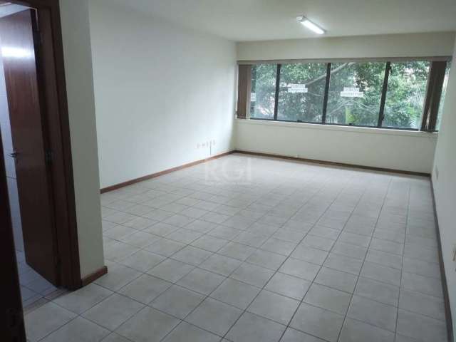 Confira esta excelente sala comercial no bairro Praia de Belas, junto ao Foro. No segundo andar, de frente, o acabamento inclui piso frio, aberturas em alumínio e splits. Para segurança e conforto pos