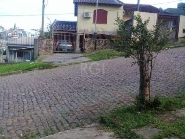 Casa com 03 dormitórios em terreno medindo 8 x 33 m, sendo o térreo composto de hall de entrada, sala de estar, copa, cozinha e banho social. Parte superior, suíte master e 02 dormitórios de bom taman