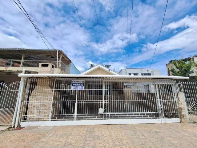 Vendo excelente casa toda reformada, 2 dormitórios, sala, cozinha, banheiro e área  de serviço, churrasqueira, garagem com portão automatizado, sistema de monitoramento por câmeras.&lt;BR&gt;Na melhor