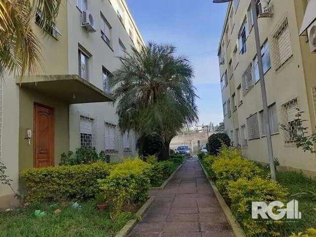 Apartamento com 2 dormitórios, living para dois ambientes, cozinha, área de serviço separada, um banheiro, piso parquet, e uma vaga de garagem,  próximo a todos os recursos do bairro , supermercado, f