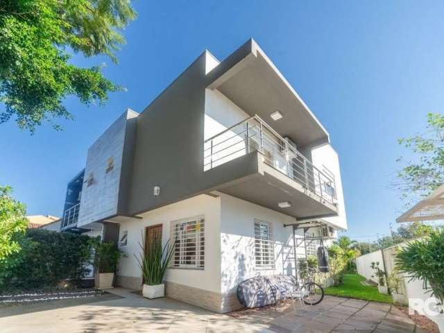 Allwin Imóveis VENDE excelente Casa de esquina, totalmente mobiliada ( PORTEIRA FECHADA), com 176,47 m² privativos, moderna, ensolarada e com pátio, no bairro Espírito Santo ( Bahamas).&lt;BR&gt;&lt;B