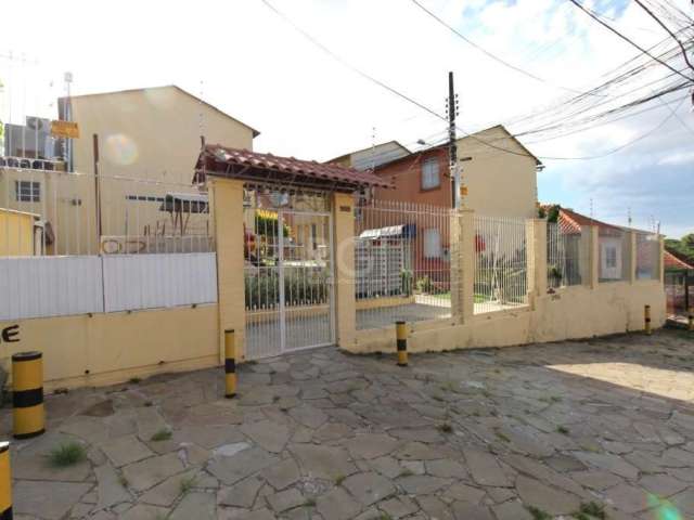 Ótima casa com uma linda vista, 2 dormitórios mobiliados (cama , roupeiro), sacada, cozinha, sala, banheiro com box de vidro. Condomínio com porteiro eletrônico, câmeras monitoradas pelo celular do mo