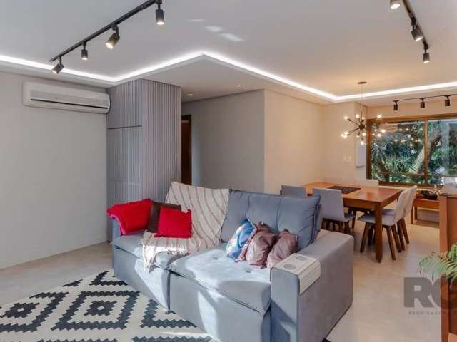 Ótimo apartamento de 76m² com 2 dormitórios sendo 1 suíte, banheiro social com ventilação natural, amplo living para dois ambientes com rebaixo em gesso e churrasqueira, cozinha com móveis planejados,