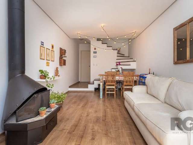 Excelente casa em condomínio fechado no bairro Teresópolis!&lt;BR&gt;São 109m² distribuídos em 3 pavimentos, sendo o 1º composto por um espaçoso living para dois ambientes com lareira, lavabo, cozinha