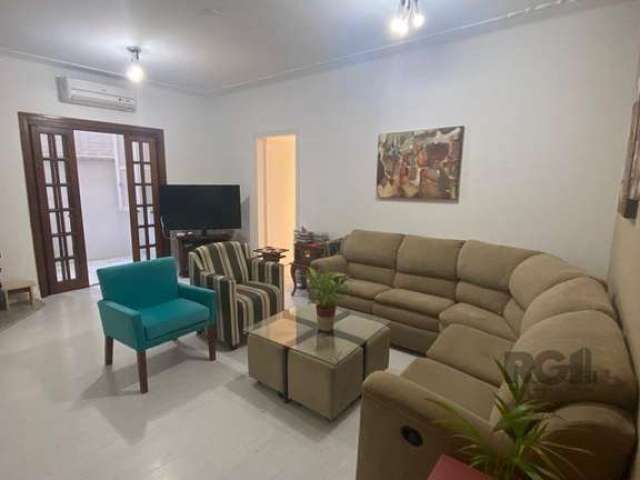 Excelente apartamento térreo de 87m² distribuídos em amplo living para dois ambientes com lareira, 3 dormitórios sendo 1 suíte, banheiro social com ventilação, cozinha e pátio com churrasqueira. Semi 