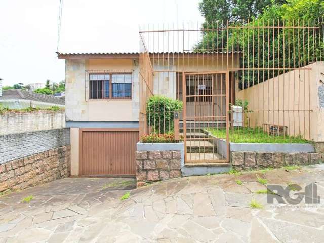 Casa 2 dormitórios, sala ampla, banheiro, cozinha, área de serviço e garagem fechada.  Edícula de 2 pisos(parte de trás) sala, 2 dormitórios, banheiro, cozinha com churrasqueira.