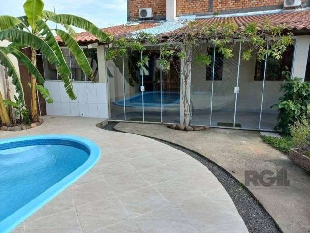 Esta casa com edícula oferece um espaço generoso e versátil, perfeito para quem busca conforto e praticidade. Com 70m² privativos em um terreno de 300m², a edícula foi reformada e conta com 1 dormitór