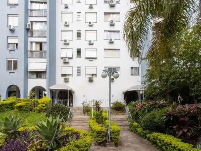 Apartamento 3 dormitórios, living dois ambientes, banheiro social, cozinha, área de serviço, banheiro auxiliar, vaga de garagem coberta.  Condomínio com portaria 24 h, e zelador, elevadores. Próximo a