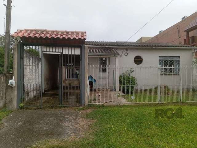 Casa à venda em Porto Alegre, no Bairro Mário Quintana. Com 2 dormitórios, 1 banheiro social, 2 vagas de garagem. Localizada em rua tranquila e plana. Possui living em 2 ambientes, quintal e bom estad