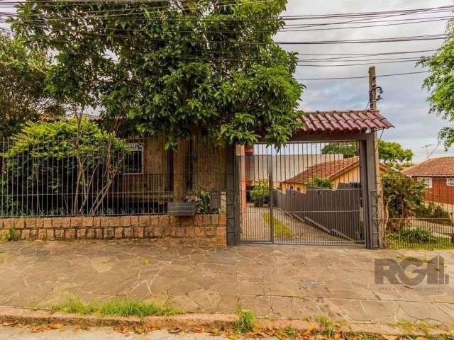 Excelente casa no Bairro Espírito Santo, com pátio ensolarado. São 4 dormitórios, living espaçoso com varanda frontal, gabinete, cozinha ampla, área de serviço, lavanderia, 3 banheiros e área de festa