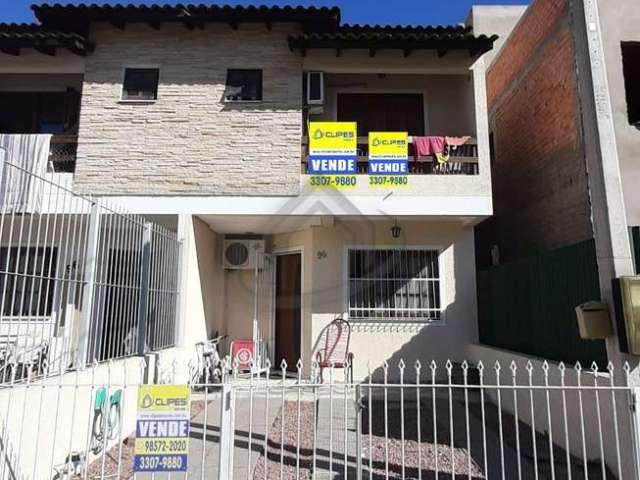 Lindo sobrado de 3 dormitórios, sendo 1 suíte com espaço para closet, com sacada, sala de estar com lareira e ar condicionado, lavabo e banheiro social. Espera preparada já para construir o terceiro p