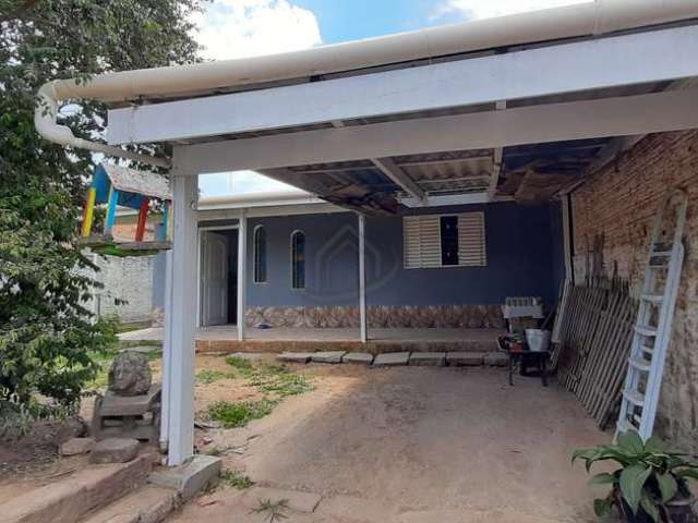 Casa com 2 dormitórios, 1 banheiro, garagem coberta, em ótimo terreno, bem arejada, próximo ao comércio local. Agende já sua visita!