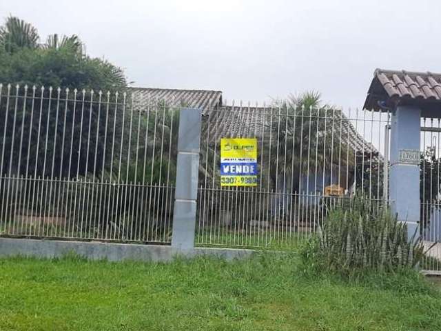 Linda casa na estrada Chapéu do Sol com 3 dormitórios, sala, cozinha, banheiro, garagem para 3 carros cobertas. Com belo pátio na frente e nos fundos com mais uma casa semi acabada com 2 dormitórios. 