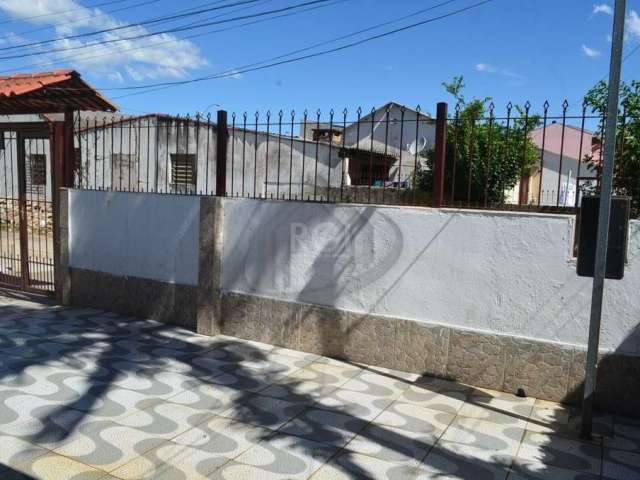 Vende casa de 3 dormitórios, 1 banheiro, garagem para 1 carro coberta, 1 sala de estar, 1 sala de jantar, pátio com piso, toda murada e com grade, portão eletrônico. Agende sua visita!