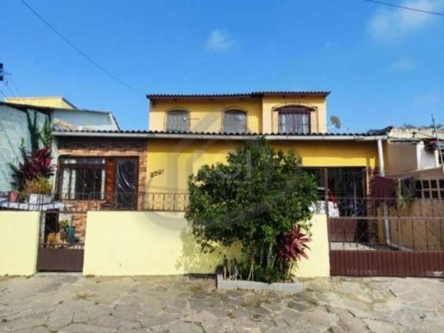 Excelente casa com 4 dormitórios, toda reformada. (O imóvel possuí escritura e matrícula). No andar térreo possuí 3 dormitórios, sala, cozinha com copa, banheiro, área de serviço e garagem para 2 carr