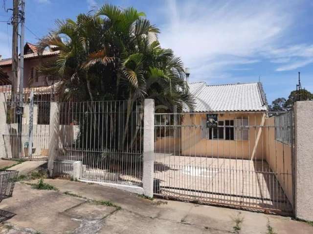 Vende-se excelente casa térrea com 3 dormitórios amplos (1 suíte), lareira, cozinha com armários integrada a sala, ampla área de serviço e pátio privativo nos fundos com quiosque e churrasqueira, 2 ba