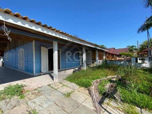 Excelente casa no bairro Belém Novo, com 03 dormitórios sendo uma suíte, 01 banheiro social, sala ampla e cozinha. O imóvel possui uma área construída aos fundos, bem como uma capacidade em sua garage