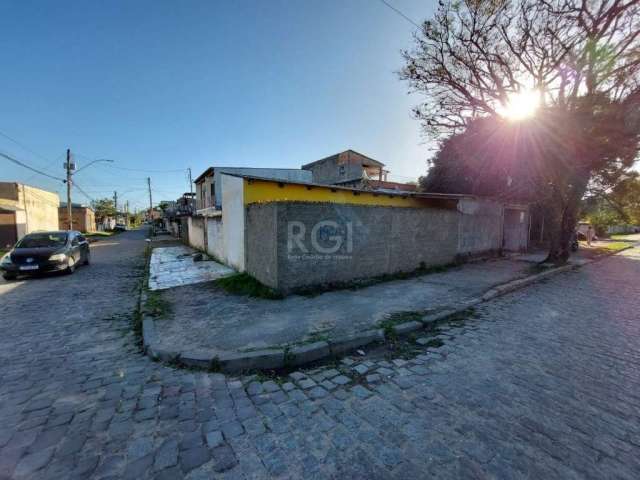 Excelente casa térrea de esquina, com 4 dormitórios, 2 salas, 2 banheiros, área de serviço, ampla cozinha, vaga de  garagem coberta para um carro, pátio coberto com churrasqueira e piso, murado e grad