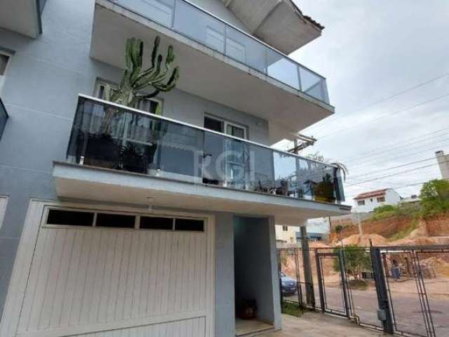 Vende-se, Ótimo sobrado de 2 suítes, amplo living 2 ambientes, Pé direito duplo, Sala de estar grande e com sacada, Cozinha, Banheiro e lavabo, Vaga de garagem para até 2 carros, coberta e área de ser