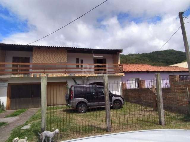 Casa sobrado construída em um terreno medindo 600 m ²  medidas 12 X 50, casa composta de 3 dormitórios sendo uma suíte com sacada , banheiro social, copa cozinha , living dois ambientes, lavabo, escad