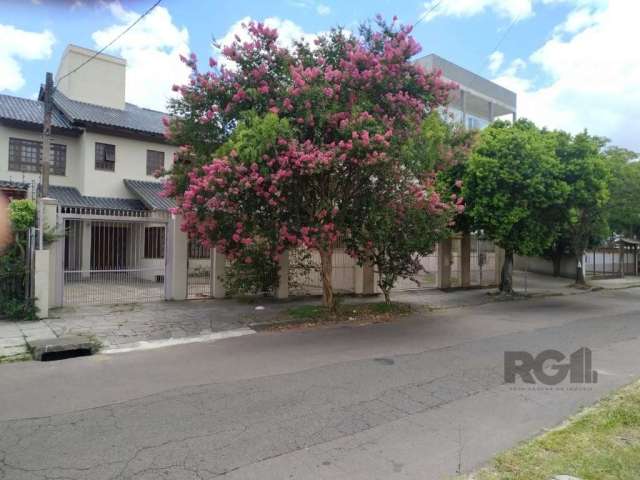 Linda casa ampla com 1 suíte, 2 dormitórios, 1 banheiro, 1 lavabo, 1 sala de tv, 1 sala de estar, 1 sala de jantar com saída para churrasqueira e lareira.&lt;BR&gt;Edícula atrás com lavanderia, garage