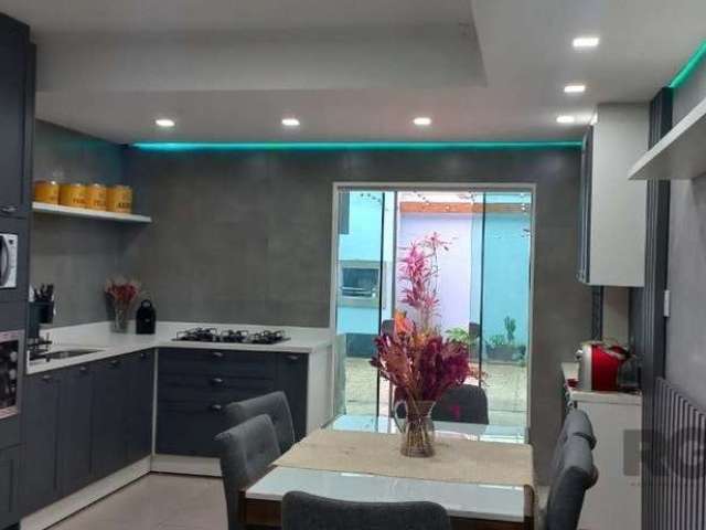 Lindo sobrado de 3 andares com amplo living de dois ambientes finamente decorado com gesso rebaixado com linda iluminação, cozinha com moveis planejado, 3 banheiros sendo duas suítes, o 3 andar sendo 