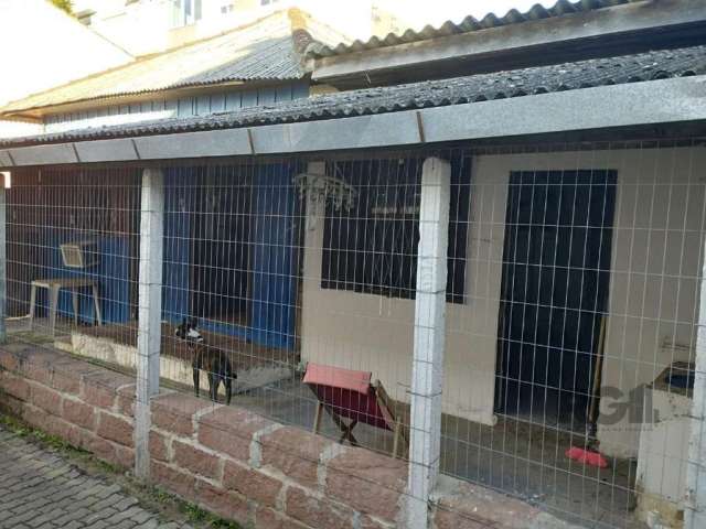 Casa de 1 dormitório (podendo ser transformado em 2), sala, banheiro e cozinha. Área externa coberta, com ligação para máquina e tanque.&lt;BR&gt;Ótima localização.