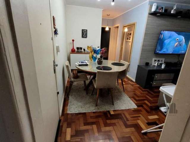 Excelente apartamento de 2 dormitórios, muito bem localizado, próximo ao Beira Rio. Imóvel conta com dependência de emprega, vaga de garagem coberta, área de serviço ampla com lavado e living amplo do