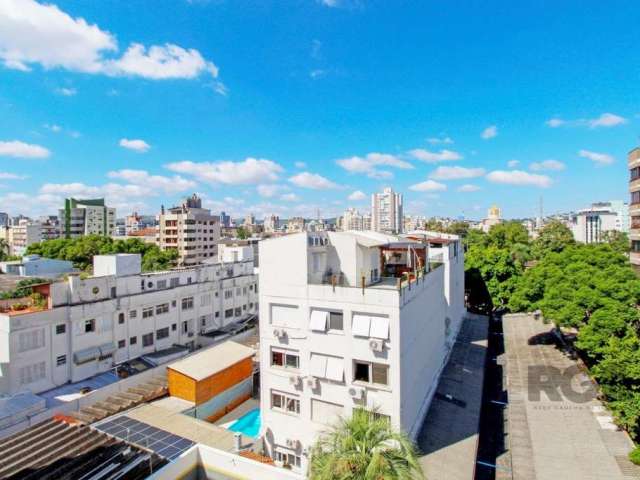 Apartamento de dois dormitórios sendo um suíte, living dois ambientes com churrasqueira, cozinha e área de serviço.&lt;BR&gt;Prédio elegante, portaria 24 horas, salão de festas, academia e vaga dupla 