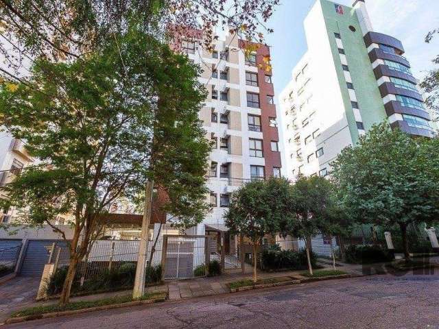 Apartamento de dois quartos, suíte e duas vagas de garagem no bairro Petrópolis em Porto Alegre.&lt;BR&gt;De frente com piso em porcelanato, medidor individual de gás, água, espera para split e living