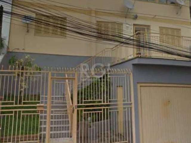 Casa com 3 dormitórios, 3 vagas de garagem, pátio, lareira, churrasqueira. Último andar, com entrada independente.&lt;BR&gt;&lt;BR&gt;A casa é muito mais interessante do quê parece ser pelas fotos.&lt