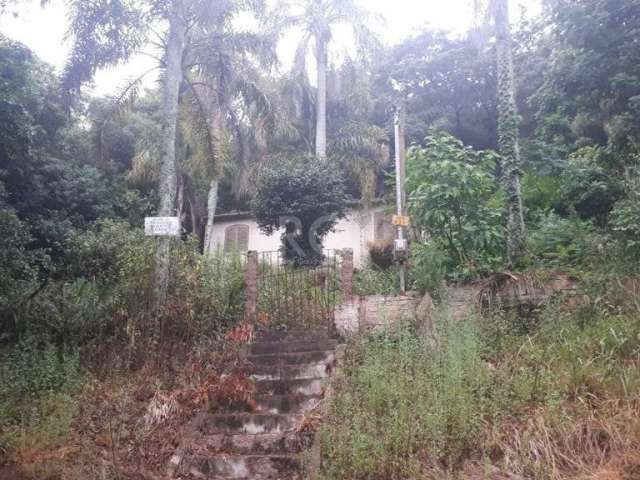 Sítio situada na Ponta Grossa,, em frente a colônia de férias da Fundação CEEE, &lt;BR&gt;Casa com estrutura para fazer um provável segundo andar, mas necessita de reparos&lt;BR&gt;2 quartos , sala e 