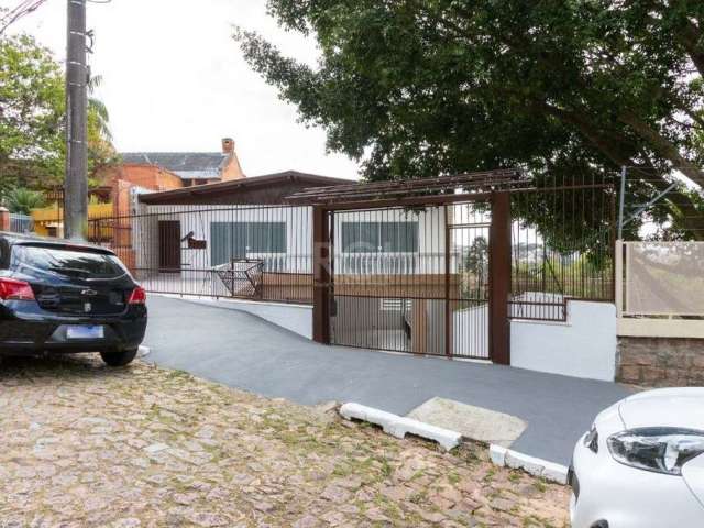 Ótima casa à venda - parte alta de Teresópolis, Porto Alegre. Com 5 dormitórios, sendo 1 suíte, 4 banheiros, 8 vagas de garagem e uma área total de 618m². Localizada em uma praça, possui vista panorâm