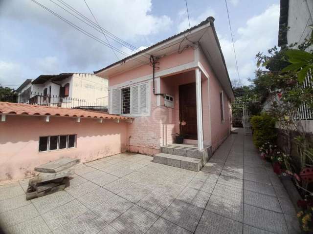 Duas casas no Bairro Teresópolis:&lt;BR&gt;Terreno de 338,80m²: 7,70mx44,00m com duas casa, área construída de 115m².&lt;BR&gt;Cada uma das casas conta com 2 dormitórios, living, cozinha e banheiro. P