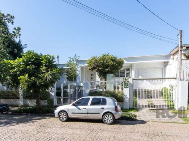 Excelente Casa terrea no bairro Tres Figueiras com 3 dormitorios, sendo 1 suite, 3 vagas de garagem, copa/cozinha, sala de jantar, espaço gourmet com churrasqueira, patio com piscina, dependencia de e