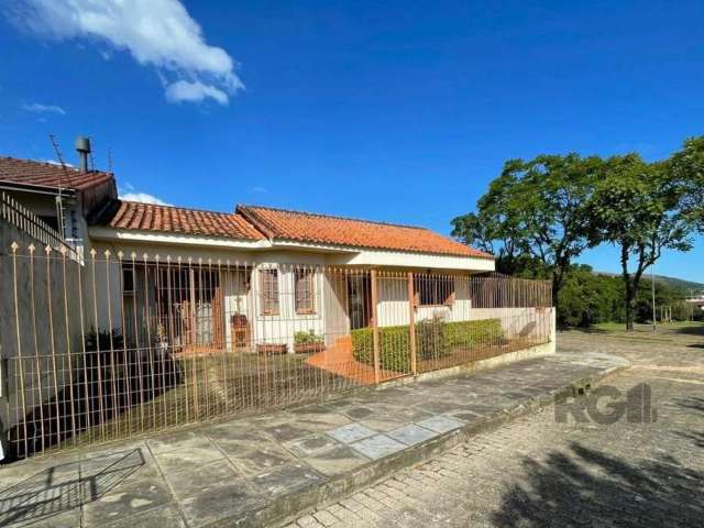 Casa térrea com 147m2, composta por sala, copa cozinha semimobiliada, banheiro auxiliar, 01 suíte com split, ventilador de teto, guarda-roupa e painel de tv e outro dormitório. Área de serviço na part