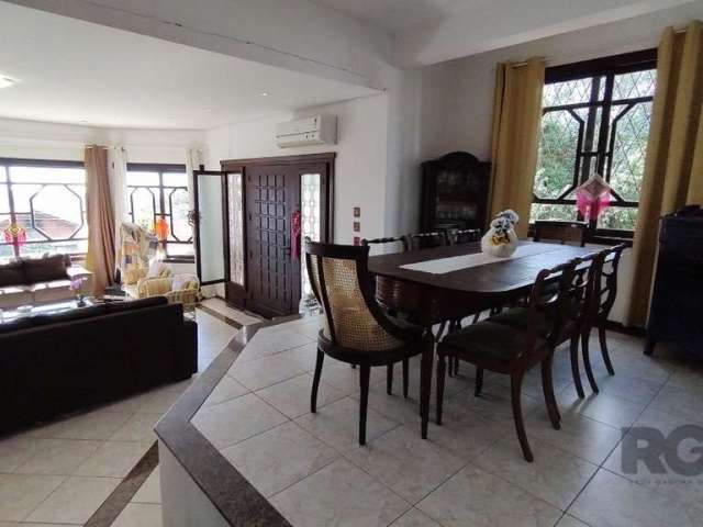 Excelente casa com 5 dormitórios, sendo 2 suítes, localizada no Bairro Vila Nova, Porto Alegre, ideal para 2 famílias. No primeiro pavimento conta com 2 suites, ampla sala 2 ambientes com lareira, coz